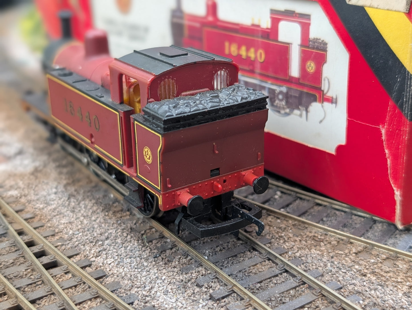 Pre-owned OO gauge Hornby R052-3F Class 3F Jinty 0-6-0T 16440 in LMS Maroon boxed