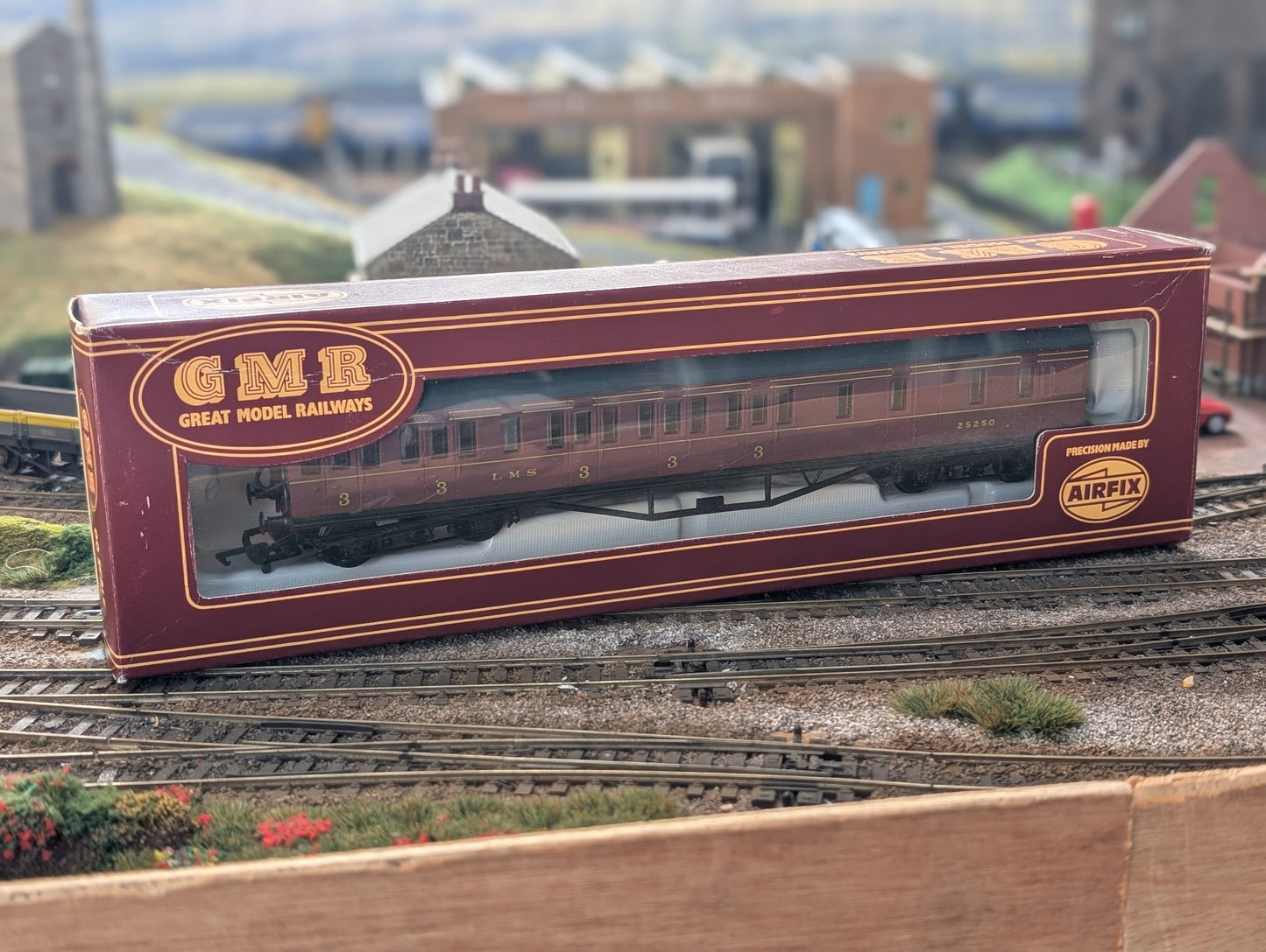 Pre-owned OO gauge Airfix GMR (Great Model Railways) 54253 LMS 57' Non-corridor Brake 3rd 25250 in Maroon, boxed