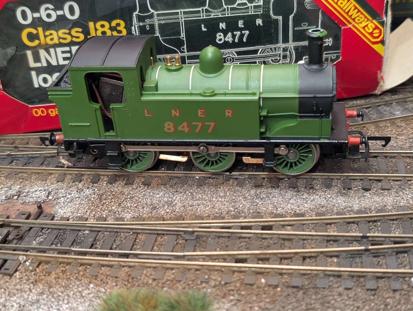 Pre-owned OO gauge Hornby R252 Class J83 0-6-0T 8477 in LNER green boxed