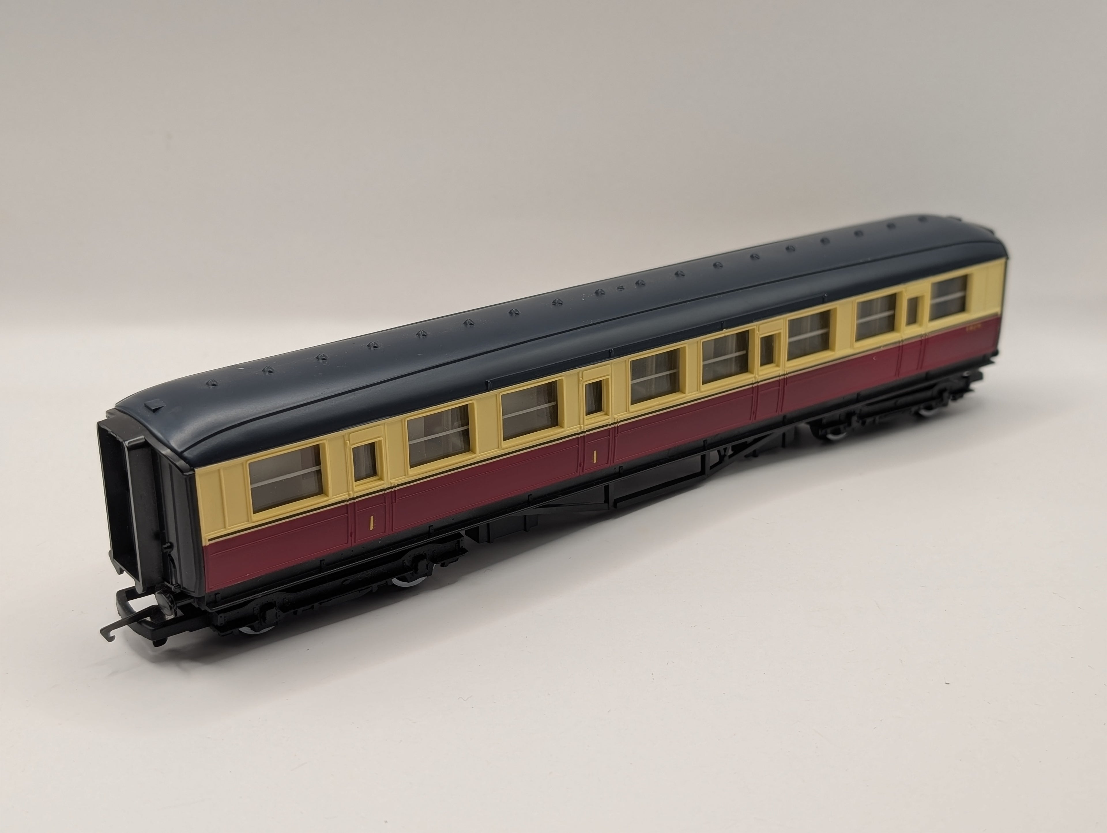 Hornby R409 OO Gauge BR Crimson & Cream Gresley Corridor Composite Coach E18276 (Pre-Owned)