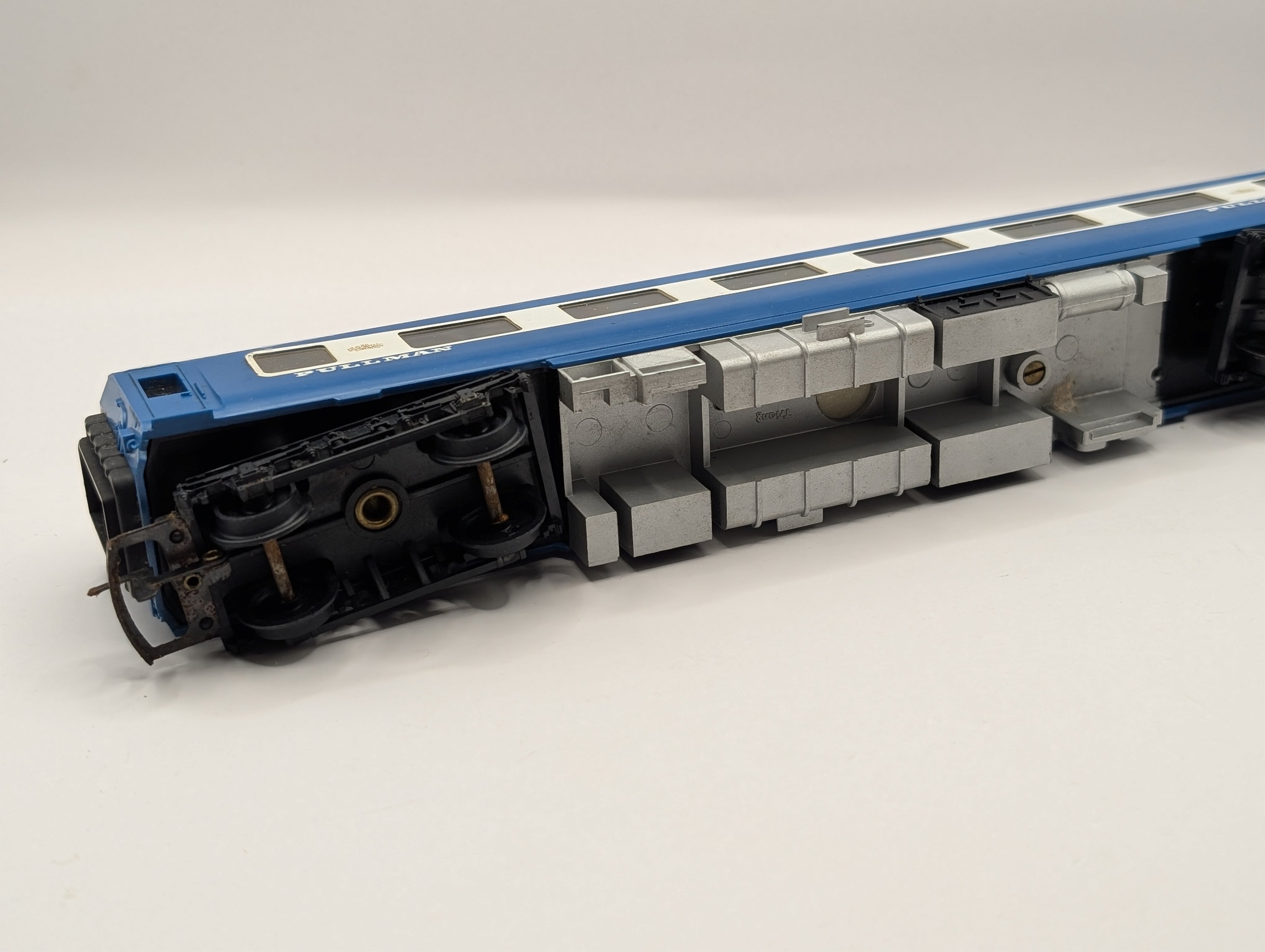 Tri-ang OO Gauge Blue Pullman Parlour Car - Pre-owned - Unboxed