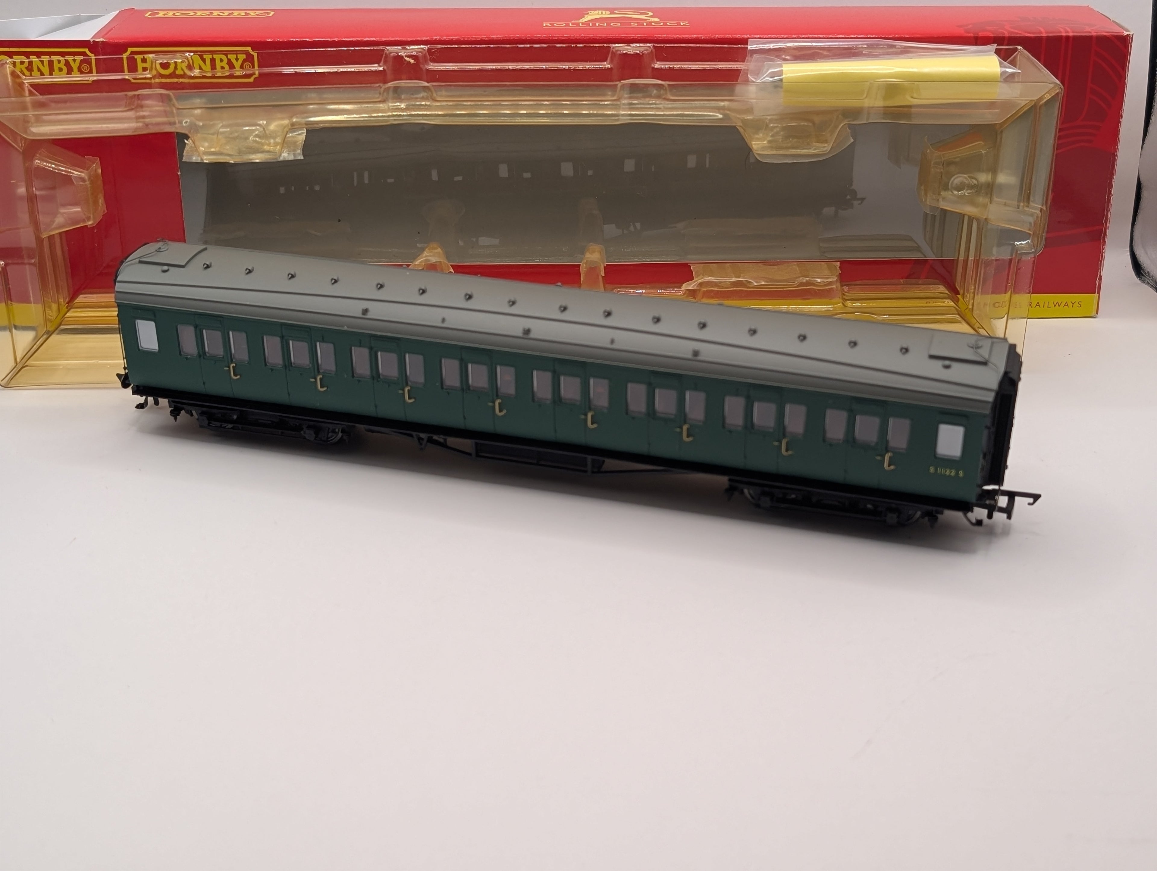 Hornby R4302A OO Gauge BR Maunsell Corridor 3rd Class Coach S1122S Boxed