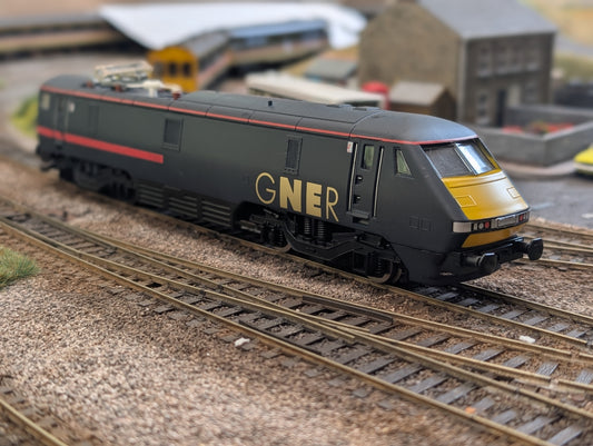 Pre-owned Hornby Class 91 electric locomotive 91003 in GNER livery, unboxed, OO gauge.
