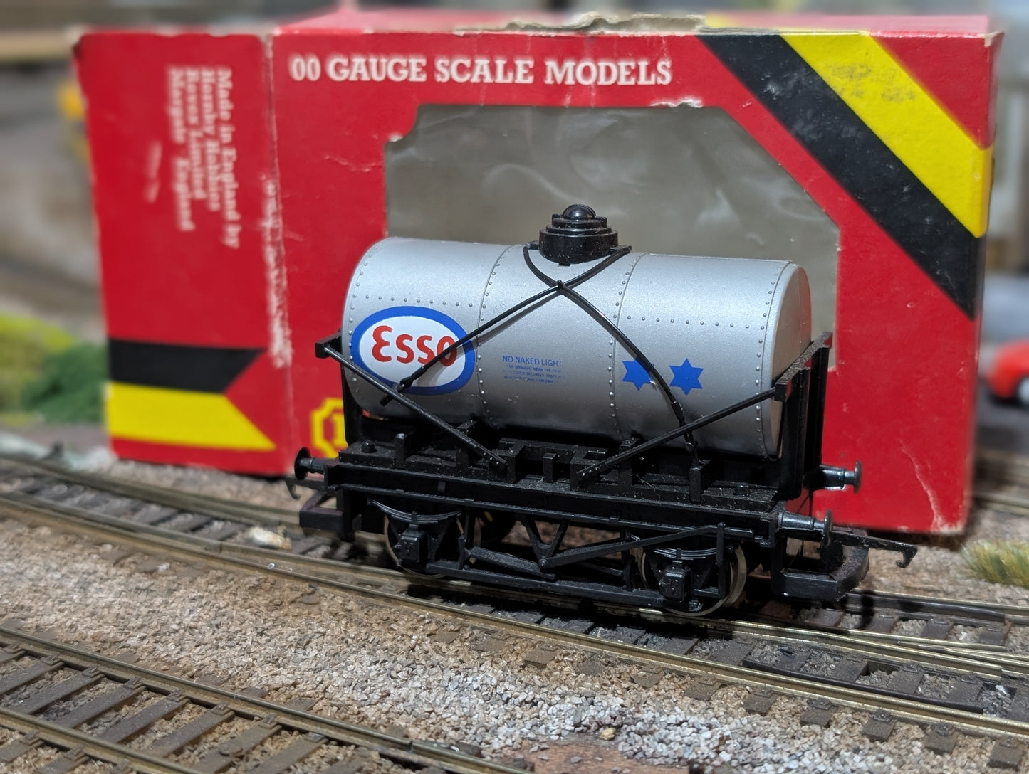 Pre-owned Hornby OO gauge Esso 4 wheel tanker, boxed, some minor damage.