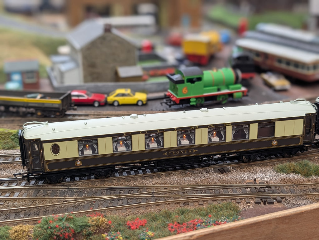 Hornby OO Gauge Super-Detail Pullman 3-Coach Pack (Cygnus, Minerva, Ibis) with Working Table Lamps - VSOE R1038 Split Set